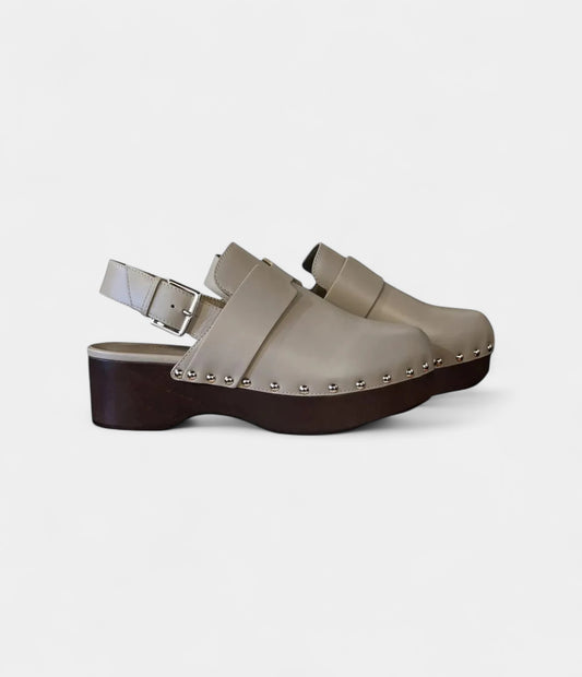 Hermès Leather Mules & Clogs Sophisticated Craftsmanship Meets Everyday Comfort