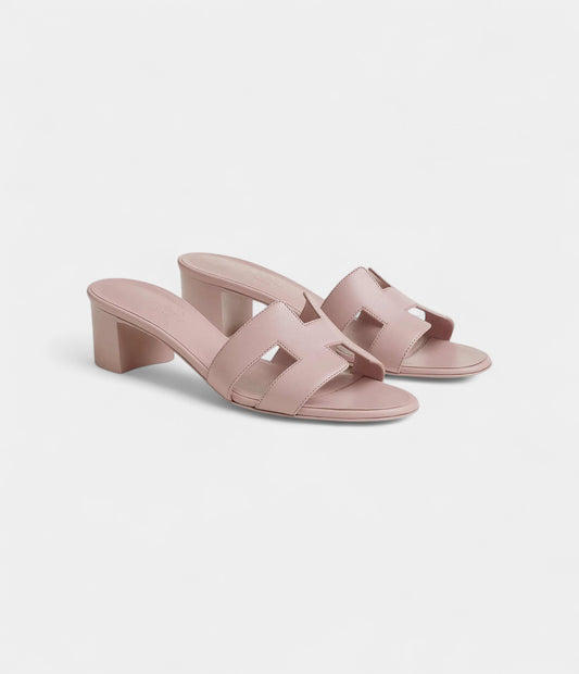 Hermès Oasis Sandals Calfskin Rose Cancan- in Leather