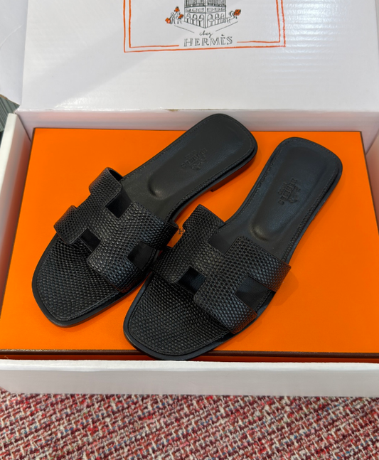 Hermes 26ss latest colorway, classic H-shaped mules, flat, chunky heel.
